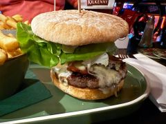 Grilled 8oz Beef Burger von Trinity Bar